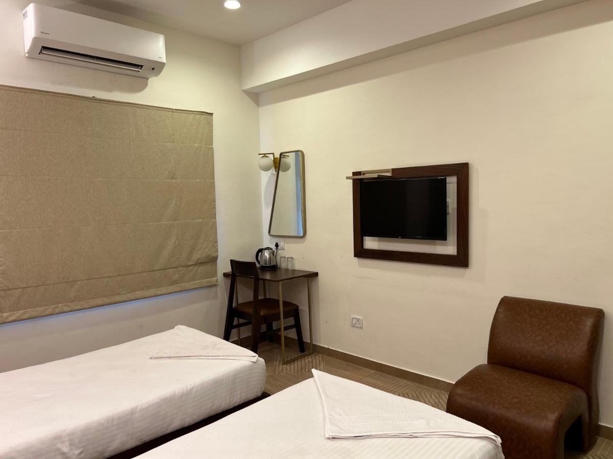 Hotel Flora Embassy à Chennai Extérieur photo