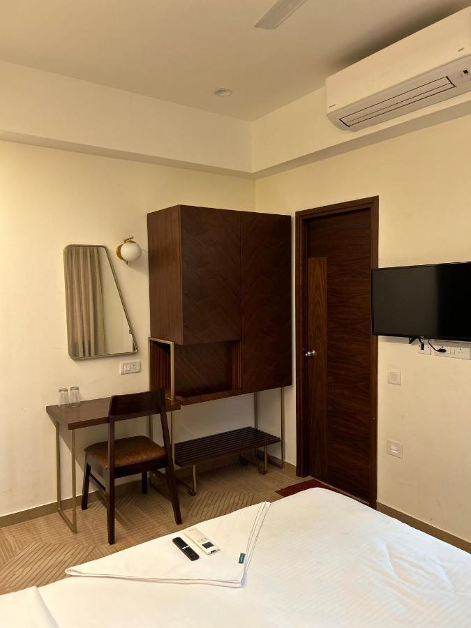 Hotel Flora Embassy à Chennai Extérieur photo